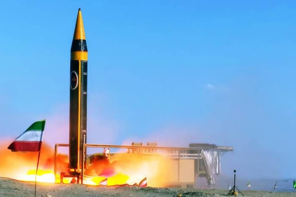 Das vom Iran zur Verfügung gestellte Foto soll den Start der neuen Kheibar-Rakete zeigen.