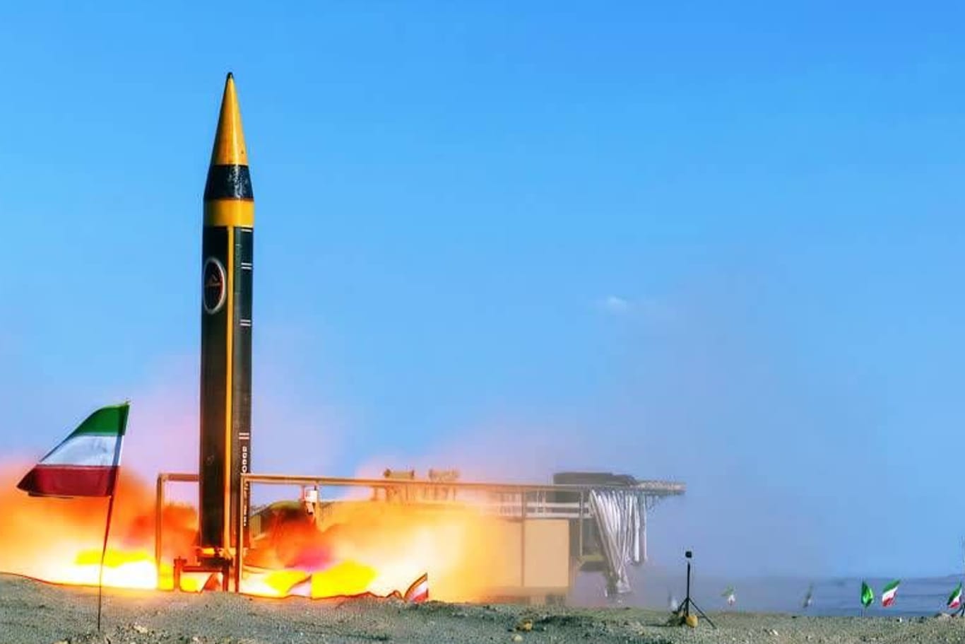 Start einer iranischen Kheibar-Rakete (Archivbild): Im Nahen Osten könnte ein direkter Angriff auf Israel den Konflikt verschärfen.