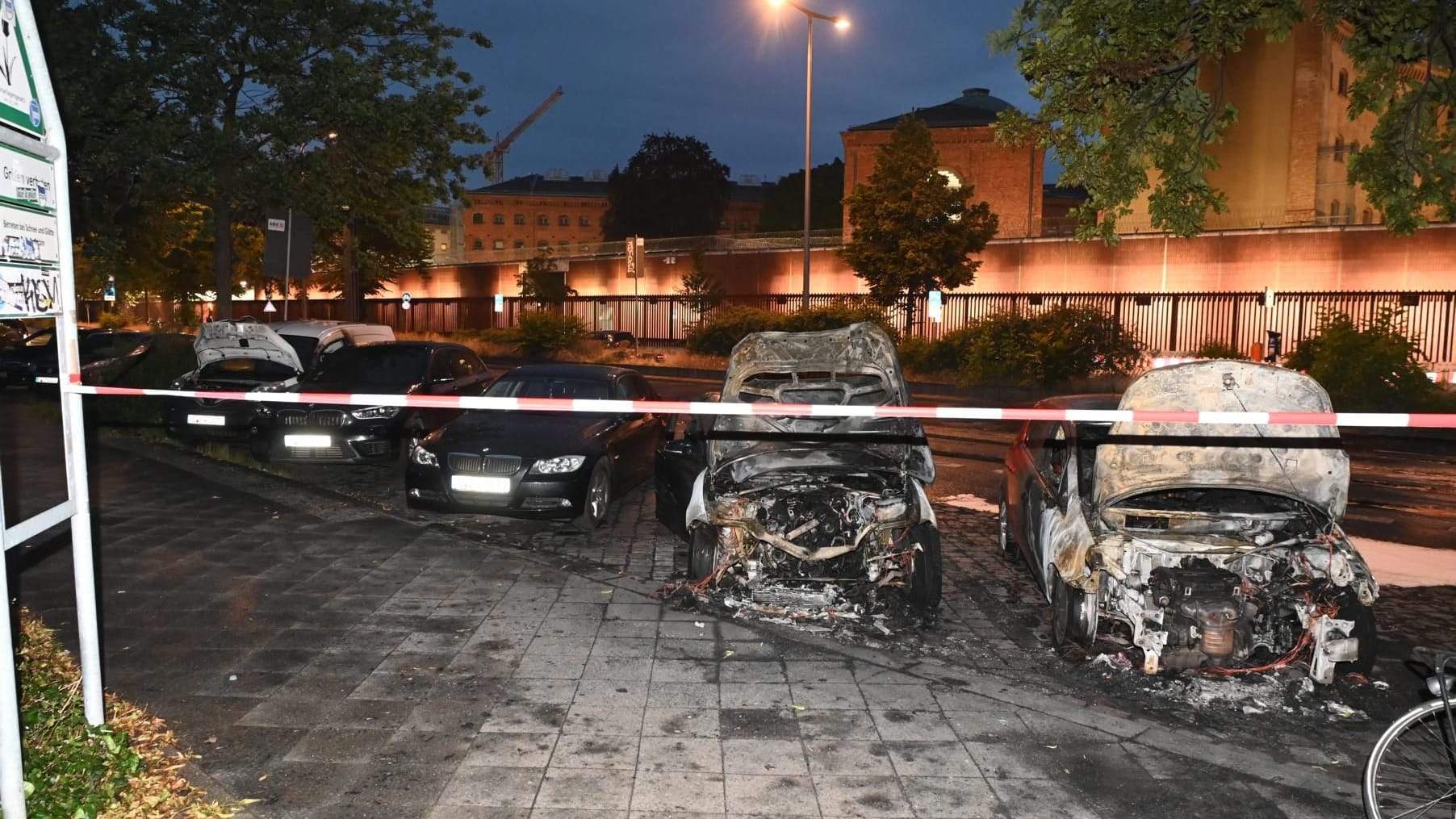 Die beschädigten Fahrzeuge: Zwei Autos wurden erheblich in Mitleidenschaft gezogen.