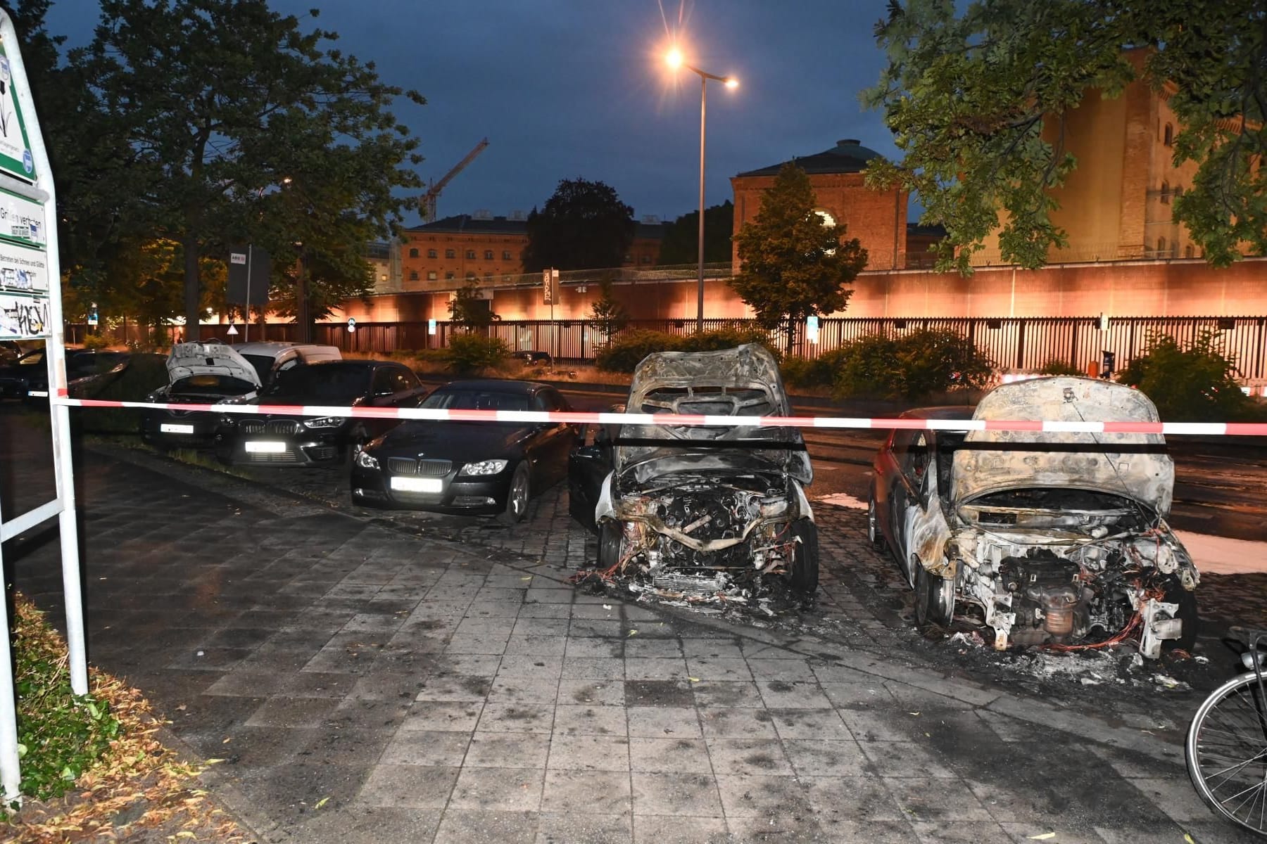 Die beschädigten Fahrzeuge: Zwei Autos wurden erheblich in Mitleidenschaft gezogen.