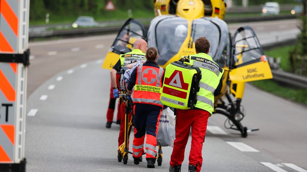 Hubschrauber auf einer Autobahn (Symbolbild): Am Montagmorgen starb auf der A1 ein Mensch in einem Wohnmobil.