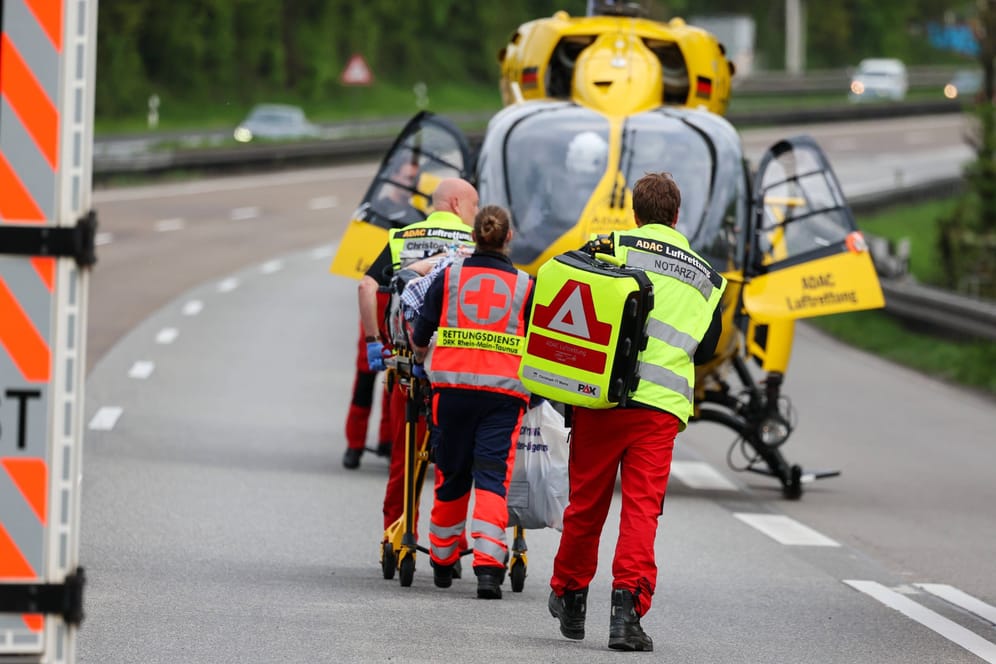 Hubschrauber auf einer Autobahn (Symbolbild): Am Montagmorgen starb auf der A1 ein Mensch in einem Wohnmobil.