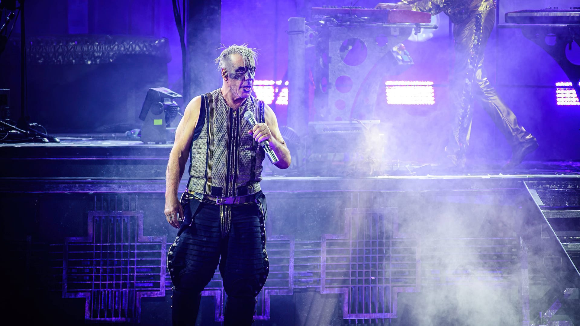 Rammstein-Sänger Till Lindemann bei einem Konzert (Archivbild): Auch seine kleineren Auftritte in Frankfurt und Kassel werden nun Thema.