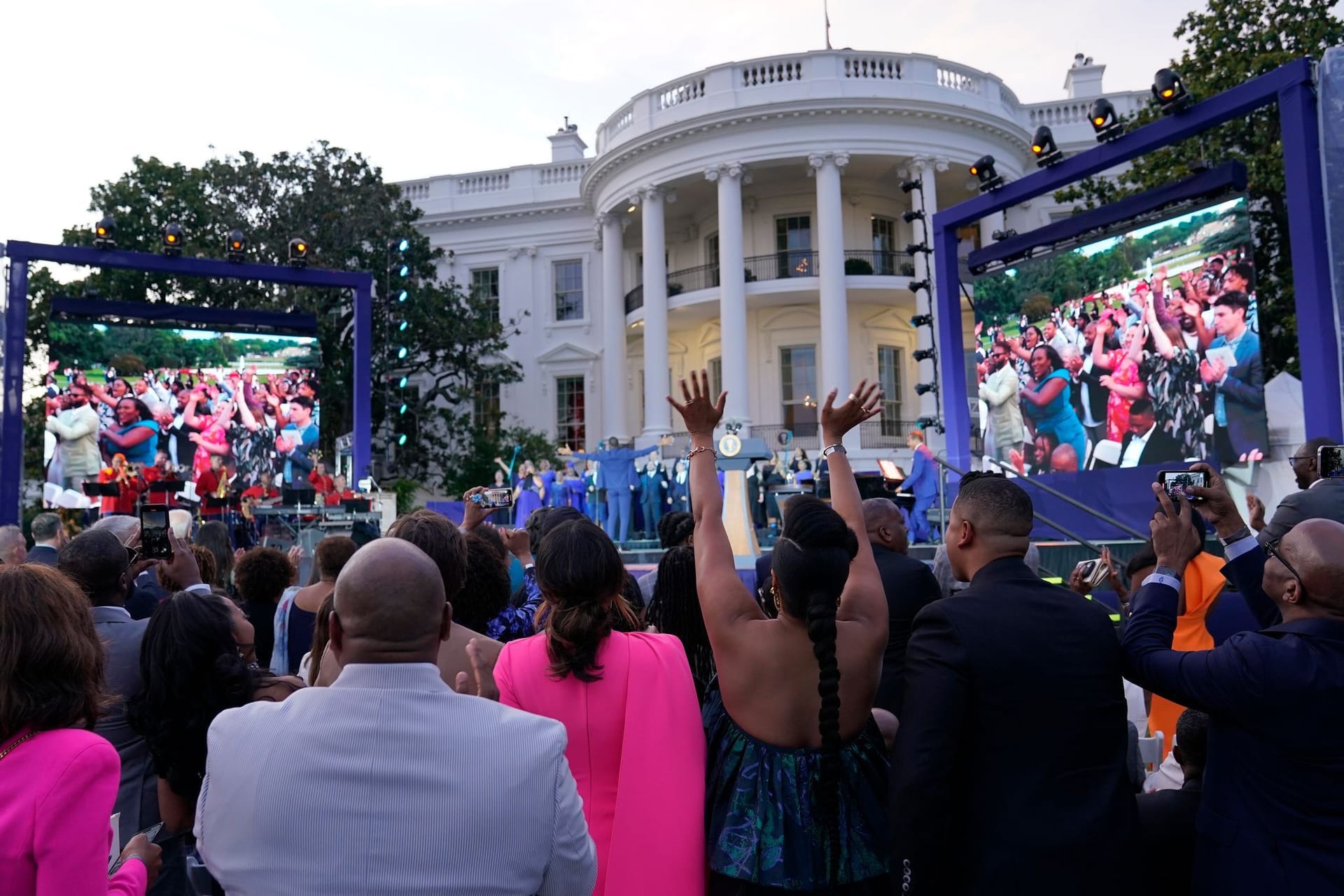Menschen feiern beim sogenannten Juneteenth-Event am Weißen Haus.