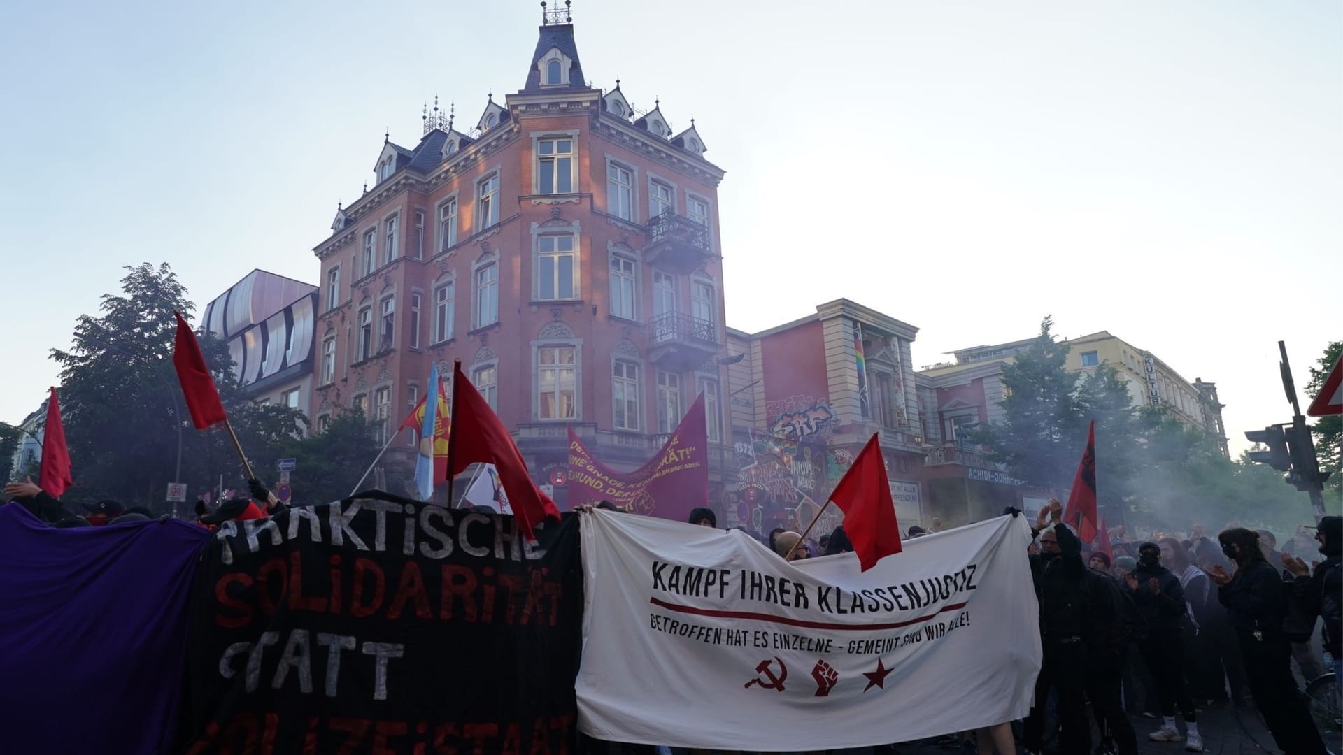 Proteste vor der "Roten Flora": Die Polizei war mit einem Großaufgebot im Einsatz.