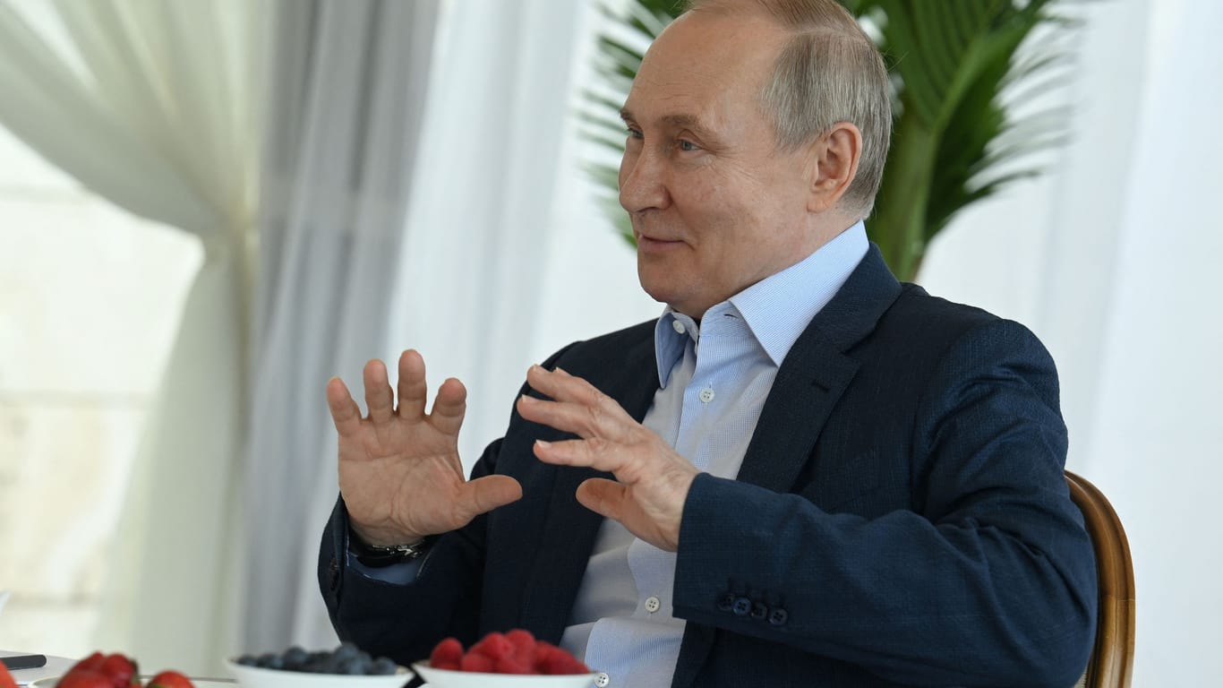 Entspannter Kriegsherr: Putin empfängt sein Gegenüber aus Minsk in seiner Sommerresidenz Botscharow Rutschej.
