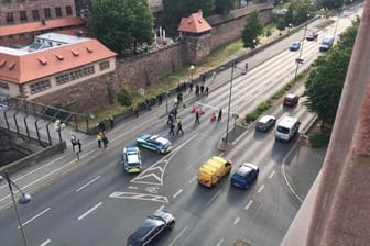Sitzblockade in der Nürnberger Innenstadt: Am Montagmorgen musste mancher Autofahrer Geduld mitbringen.