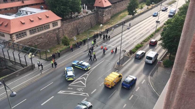 Sitzblockade in der Nürnberger Innenstadt: Am Montagmorgen musste mancher Autofahrer Geduld mitbringen.