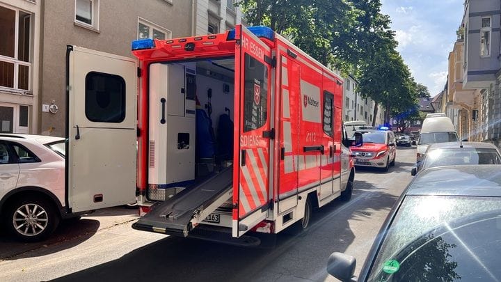 Ein Rettungswagen in der Max-Reger-Straße: Für den kleinen Jungen kam jede Hilfe zu spät.