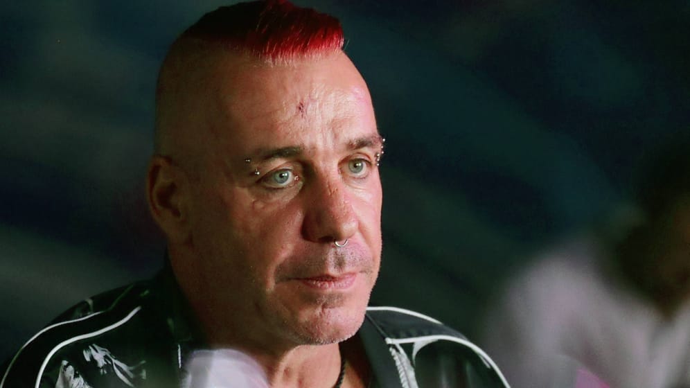 Till Lindemann: Der Rammstein-Sänger sieht sich derzeit mit massiven Vorwürfen konfrontiert.
