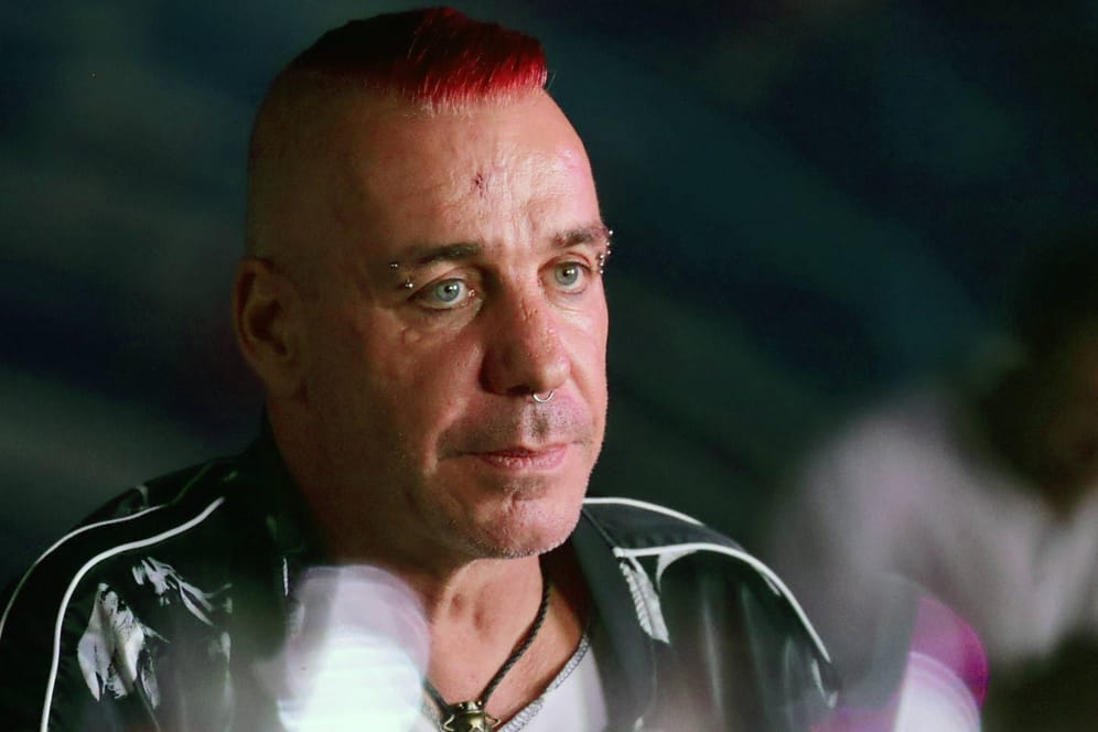 Till Lindemann: Der Rammstein-Sänger sieht sich derzeit mit massiven Vorwürfen konfrontiert.