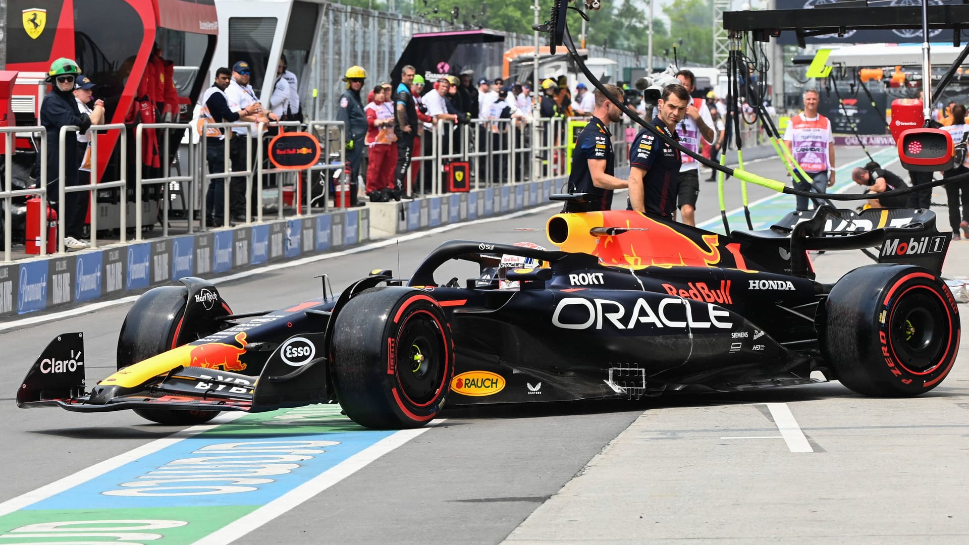 Max Verstappens Red Bull in der Boxengasse: Das 1. Freie Training in Montréal musste früh abgebrochen werden.