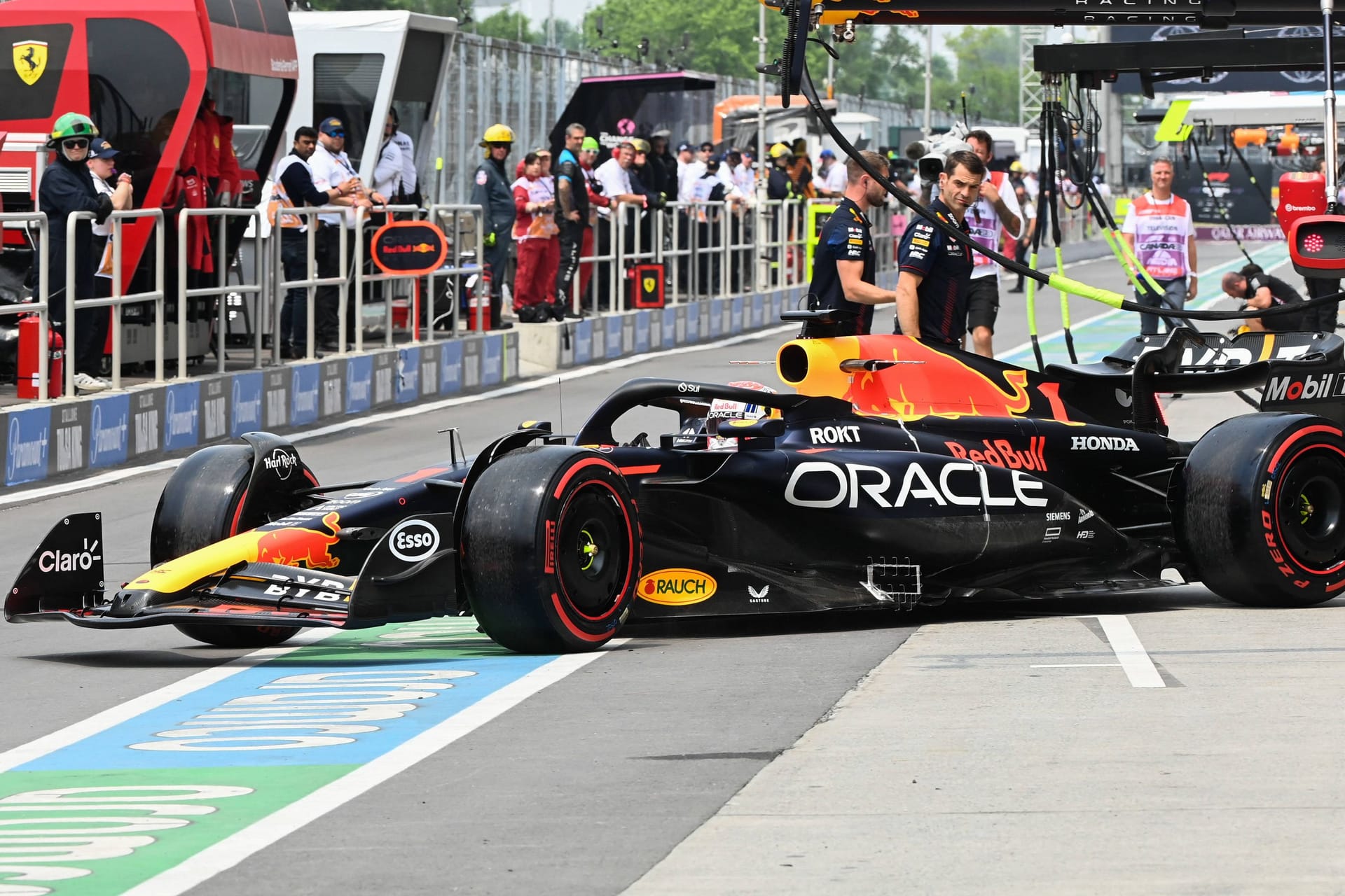 Max Verstappens Red Bull in der Boxengasse: Das 1. Freie Training in Montréal musste früh abgebrochen werden.