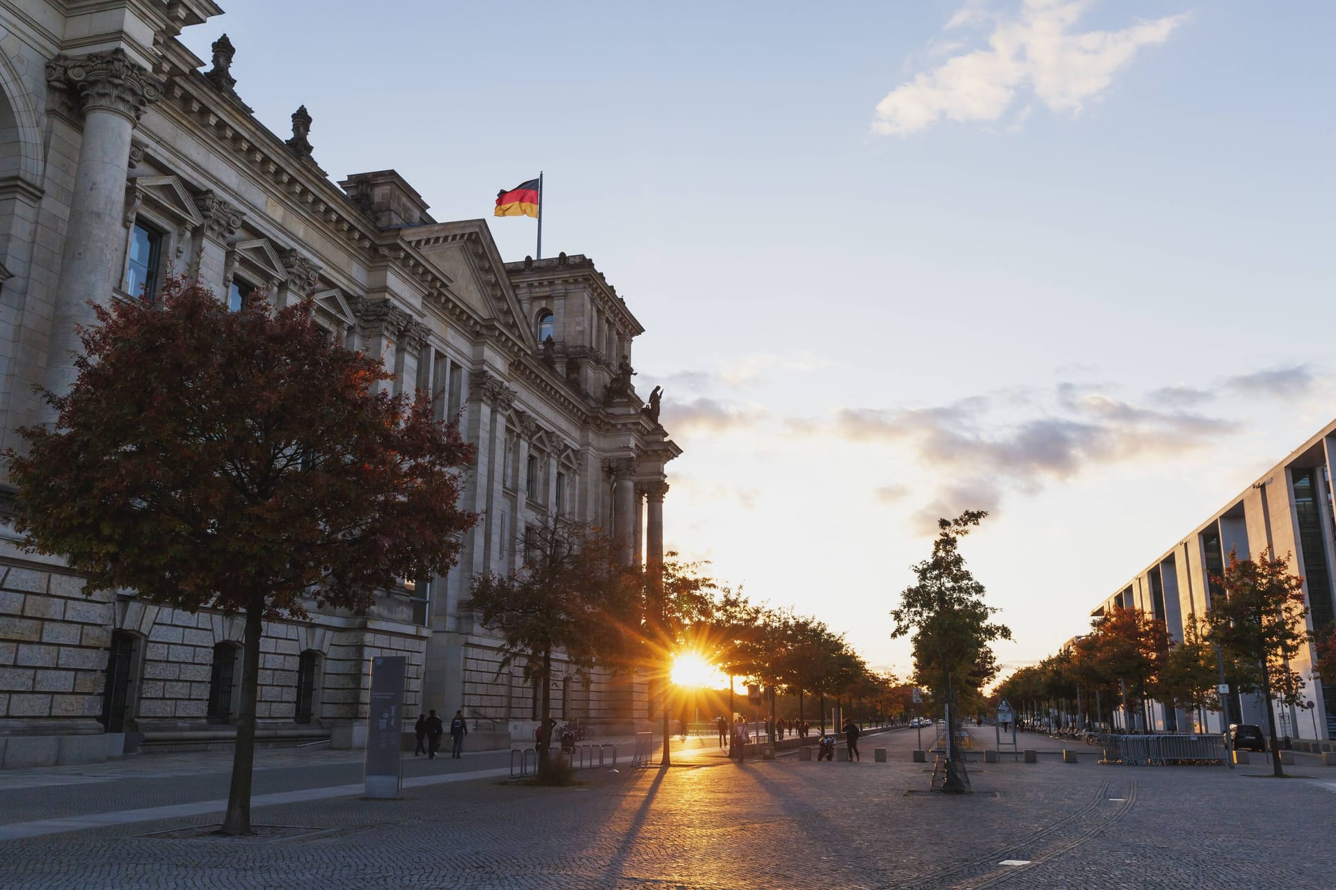 Alles Sonne: An den Extrem-Bedingungen im Verteidigungsausschuss im Paul-Löbe-Haus (rechts) soll das Energiesparkonzept nicht Schuld sein.