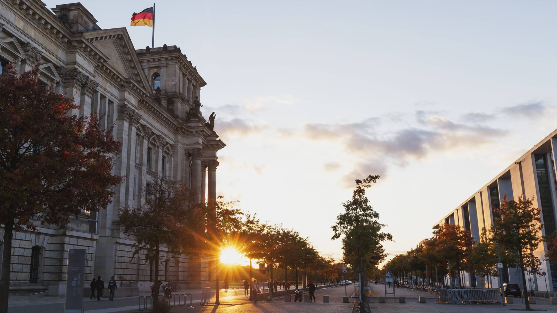 Alles Sonne: An den Extrem-Bedingungen im Verteidigungsausschuss im Paul-Löbe-Haus (rechts) soll das Energiesparkonzept nicht Schuld sein.