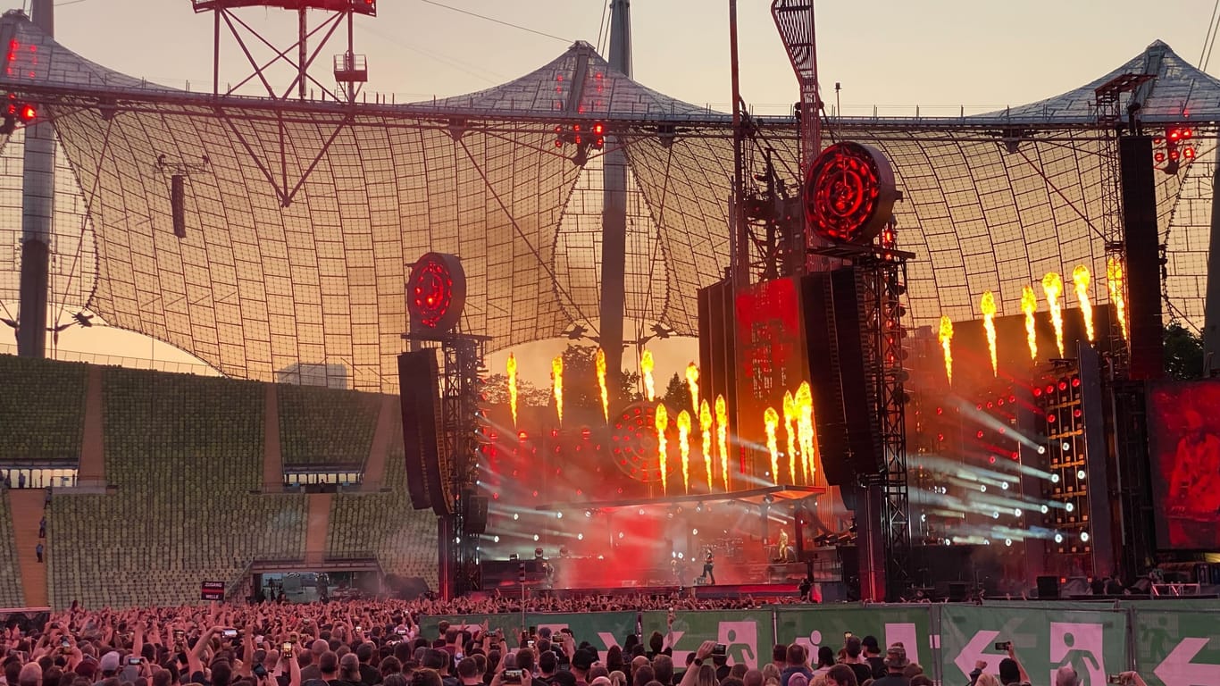 Flammen lodern beim Rammstein-Konzert im Münchner Olympiastadion auf