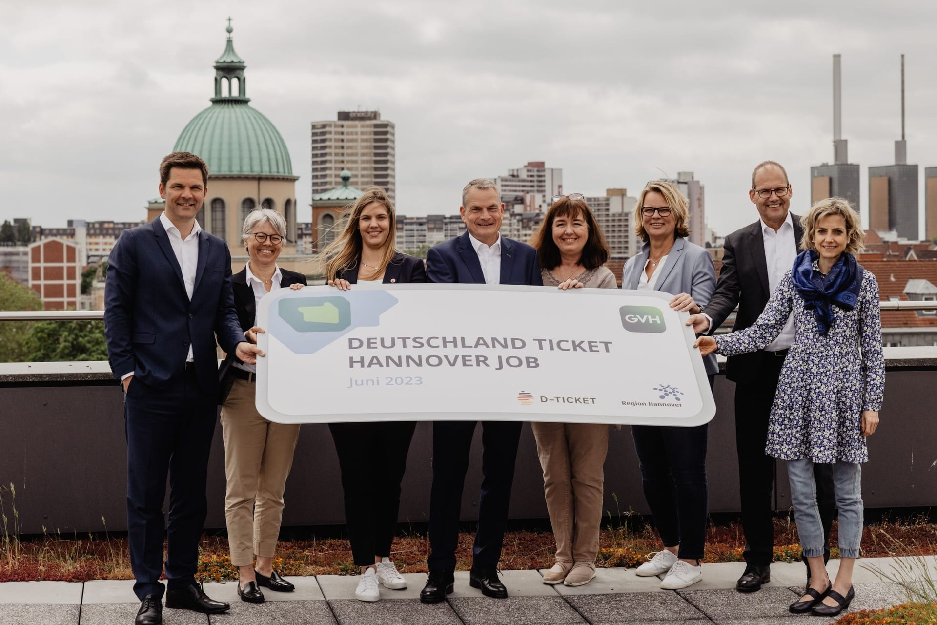 Regionspräsident Steffen Krach (l.) GVH Geschäftsführer, Verkehrsdezernent Ulf-Birger Franz (2.v.r) und ÜSTRA-Vorständin Elke Maria van Zadel (r.): In Hannover zeigt man sich zufrieden zum Verkaufsstart des neuen Jobtickets.