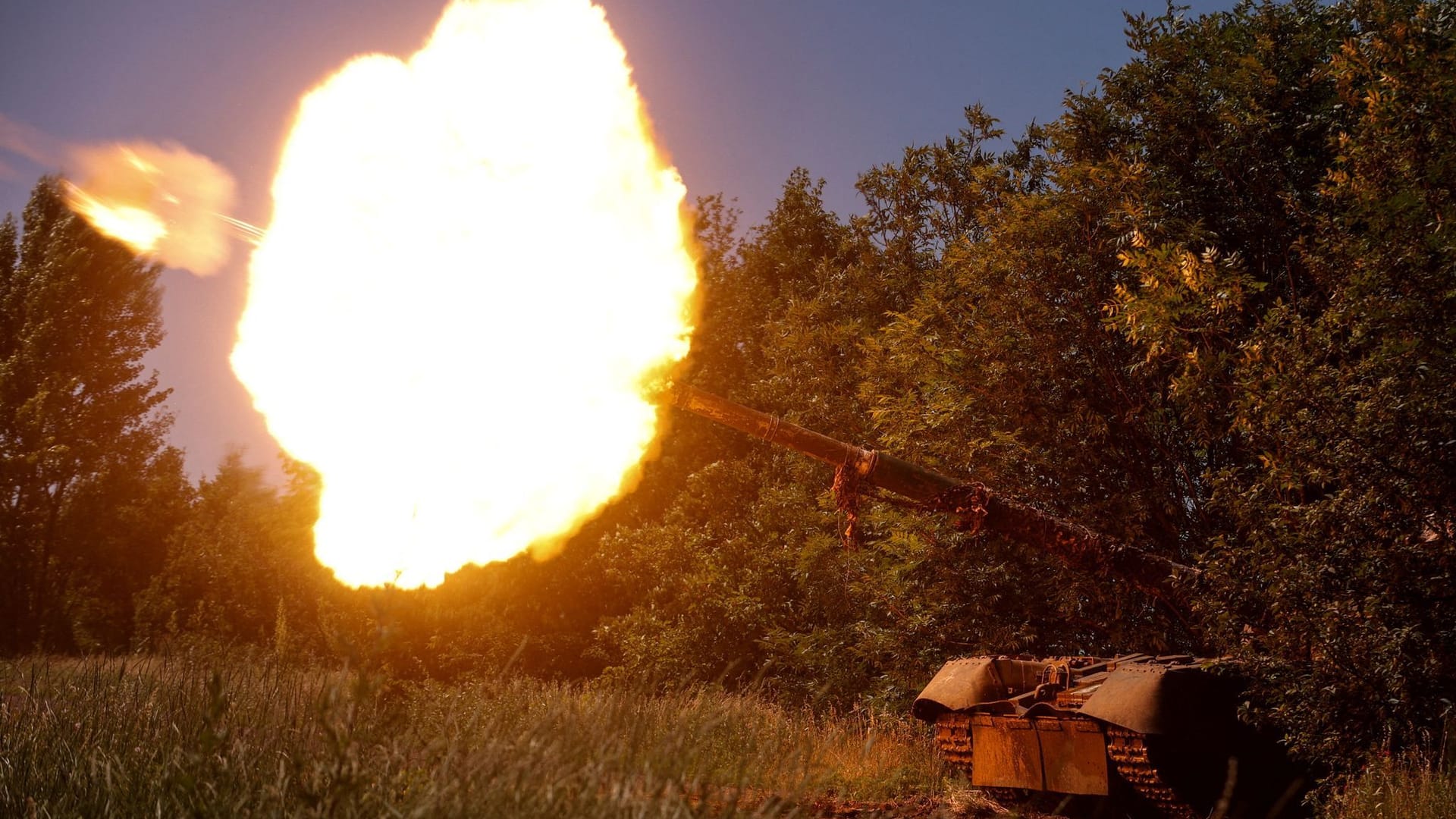 In der Nähe von Bachmut: Ukrainische Soldaten feuern mit einem zuvor von russischen Truppen erbeuteten T-80 Panzer auf gegnerische Stellungen.