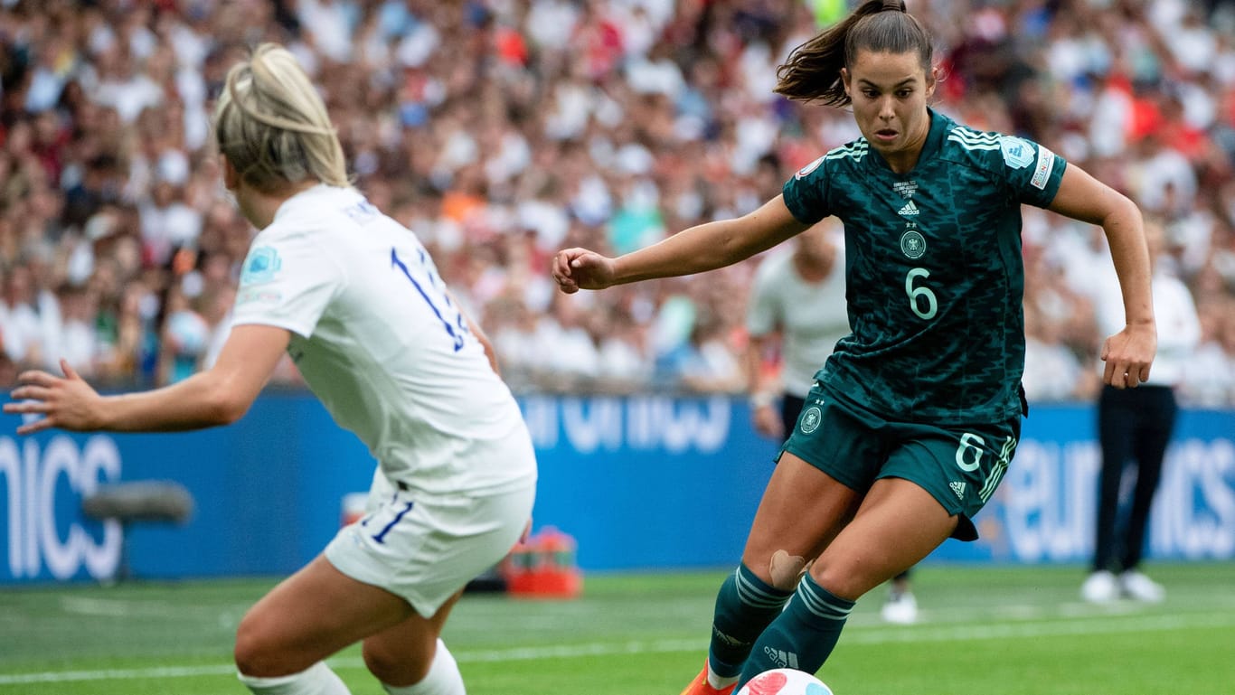 Lena Oberdorf im Zweikampf mit Lauren Hemp: Das EM-Finale 2022 verlor Deutschland gegen England.