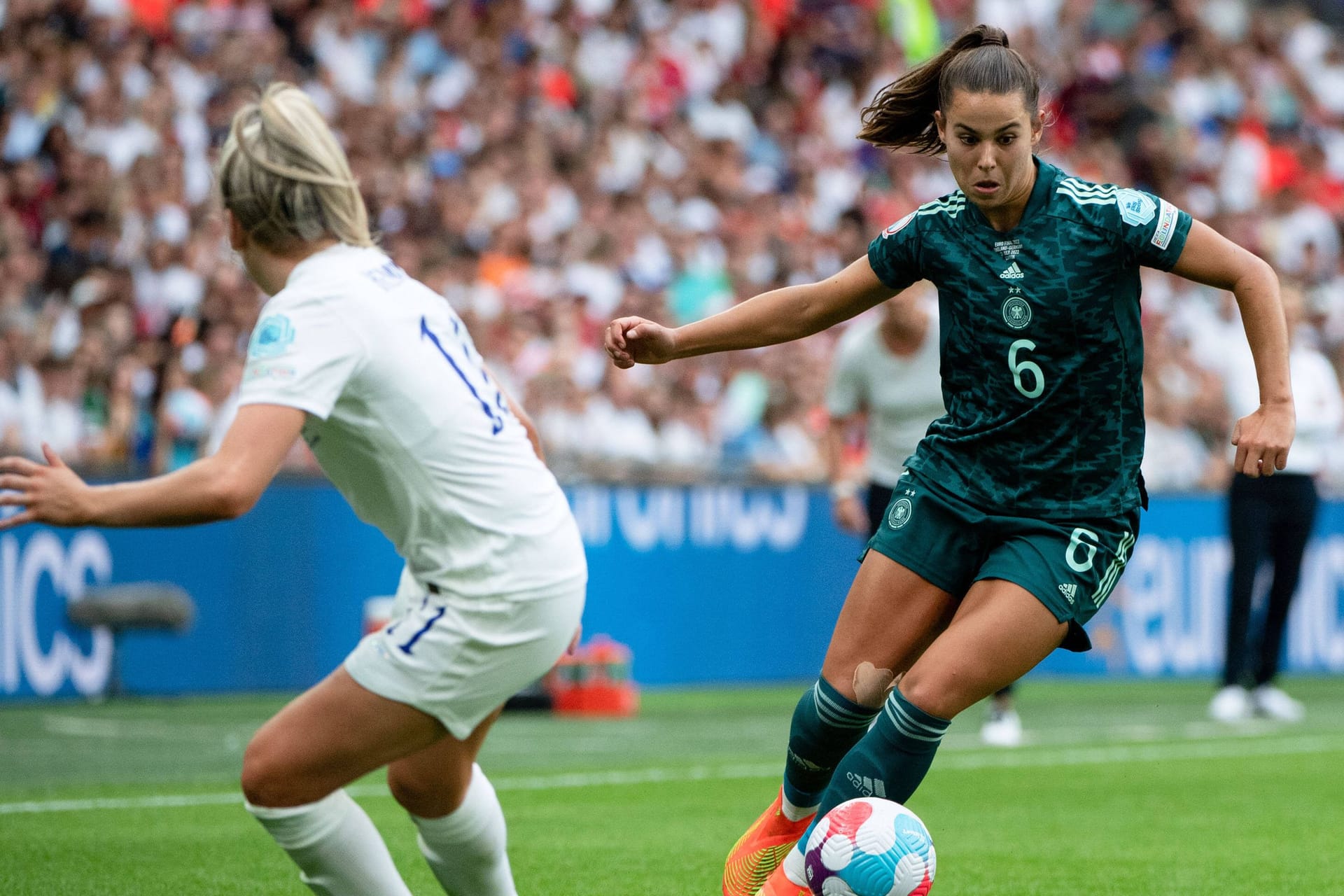 Lena Oberdorf im Zweikampf mit Lauren Hemp: Das EM-Finale 2022 verlor Deutschland gegen England.