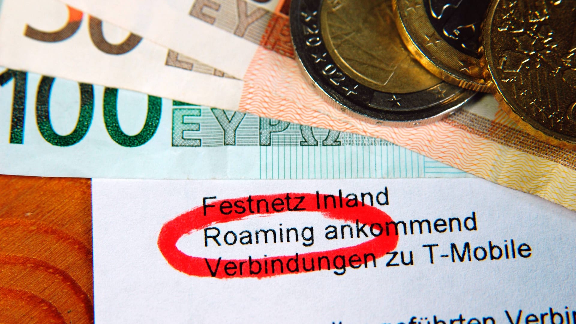 Hohe Handyrechnung (Symbolbild): Wer am Ende des Urlaubs keine böse Überraschung erleben will, sollte auf Roaming-Gebühren achten.