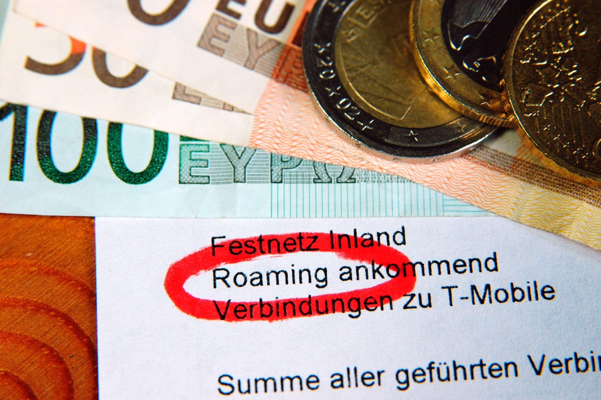 Hohe Handyrechnung (Symbolbild): Wer am Ende des Urlaubs keine böse Überraschung erleben will, sollte auf Roaming-Gebühren achten.