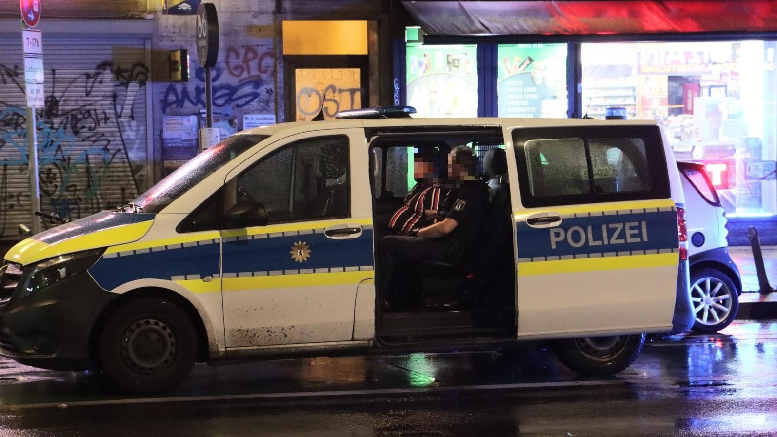 Eine Person soll nach dem Streit von der Polizei festgenommen worden sein. Dieses Bild zeigt den Mann im Einsatzwagen.