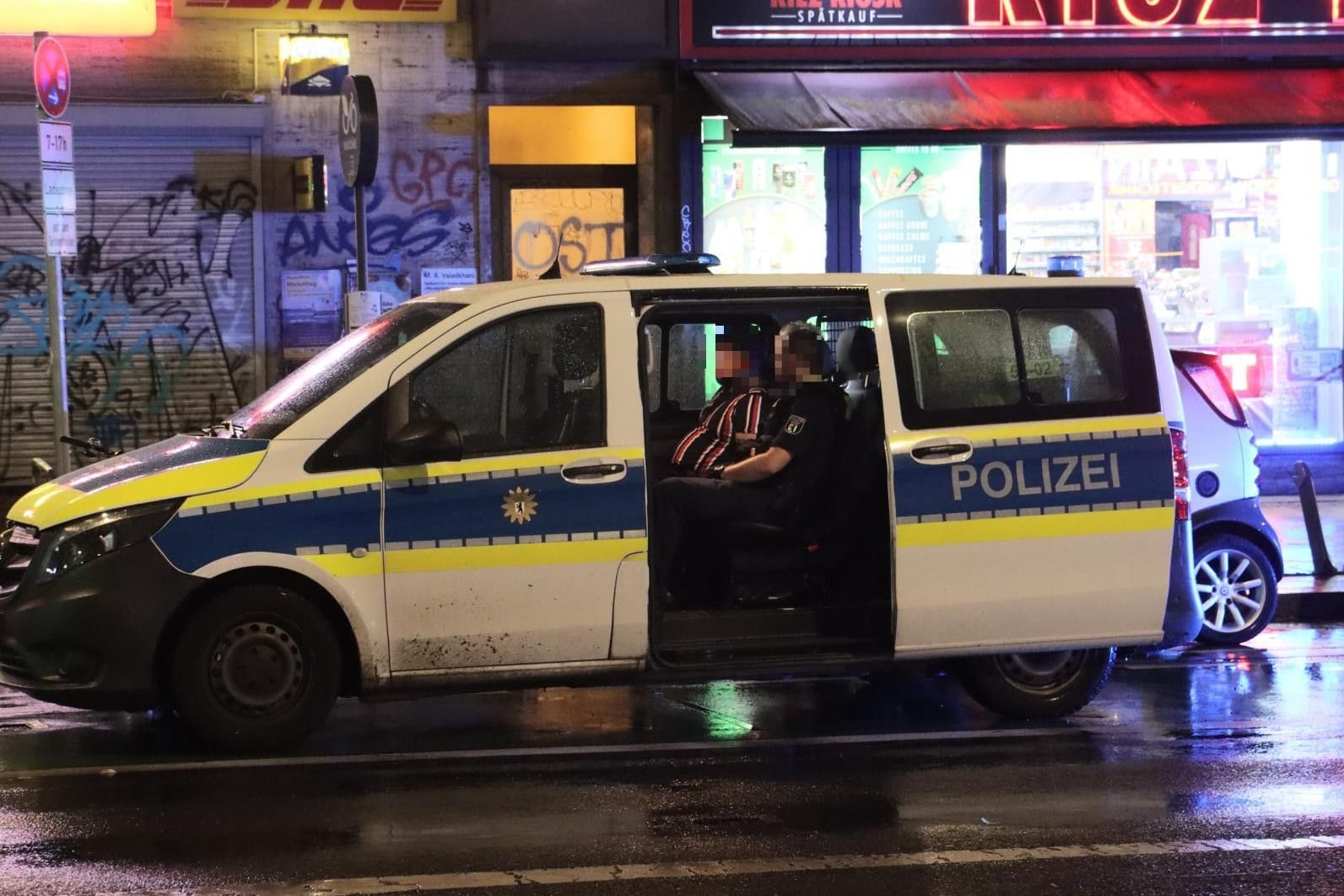 Eine Person soll nach dem Streit von der Polizei festgenommen worden sein. Dieses Bild zeigt den Mann im Einsatzwagen.