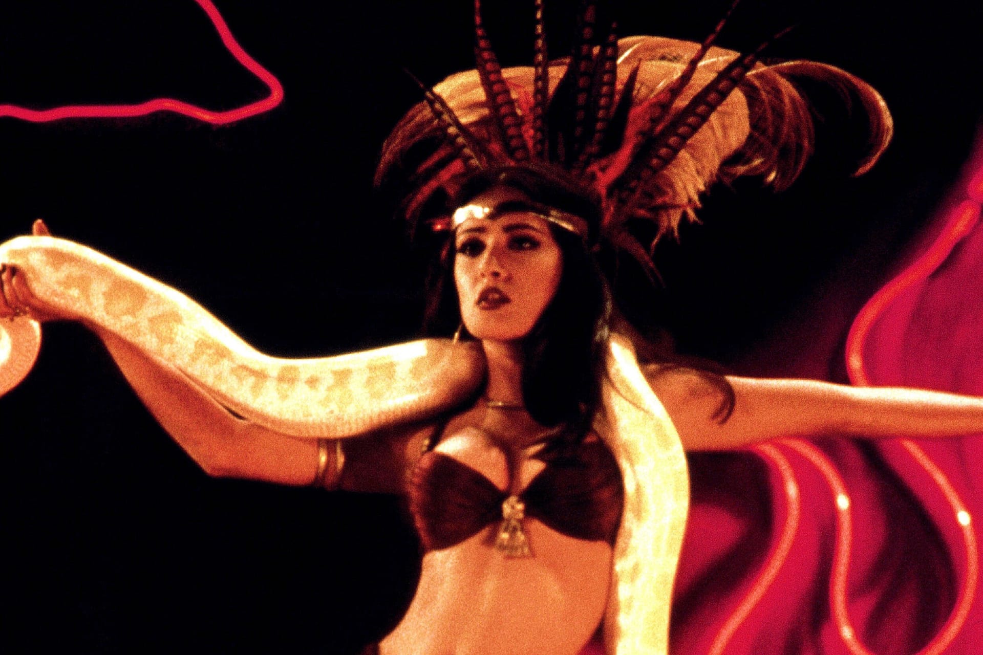 1996: In "From Dusk Till Dawn" verkörperte Salma Hayek eine Vampirin, wodurch sie noch größere Bekanntheit erlangte.