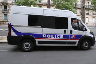 Ein Polizeiauto in Paris (Archivbild): Bei einem Messerangriff hat es einen Toten gegeben.