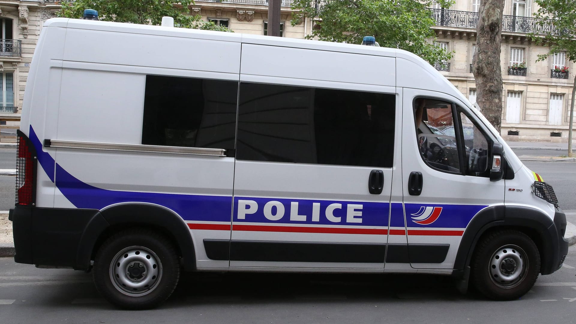 Ein Polizeiauto in Paris (Archivbild): Bei einem Messerangriff hat es einen Toten gegeben.