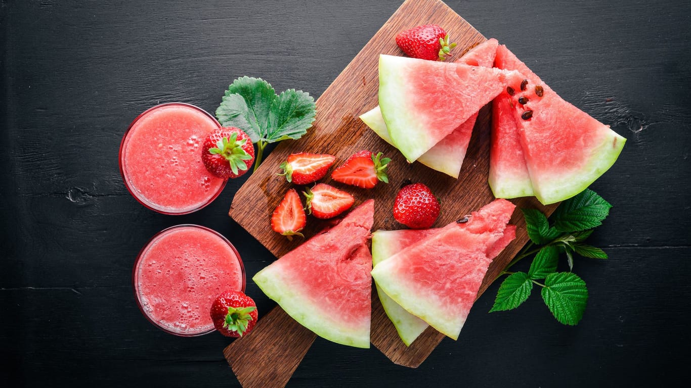 Durch ihren hohen Wasseranteil erfrischen Wassermelonen an heißen Tagen besonders gut.