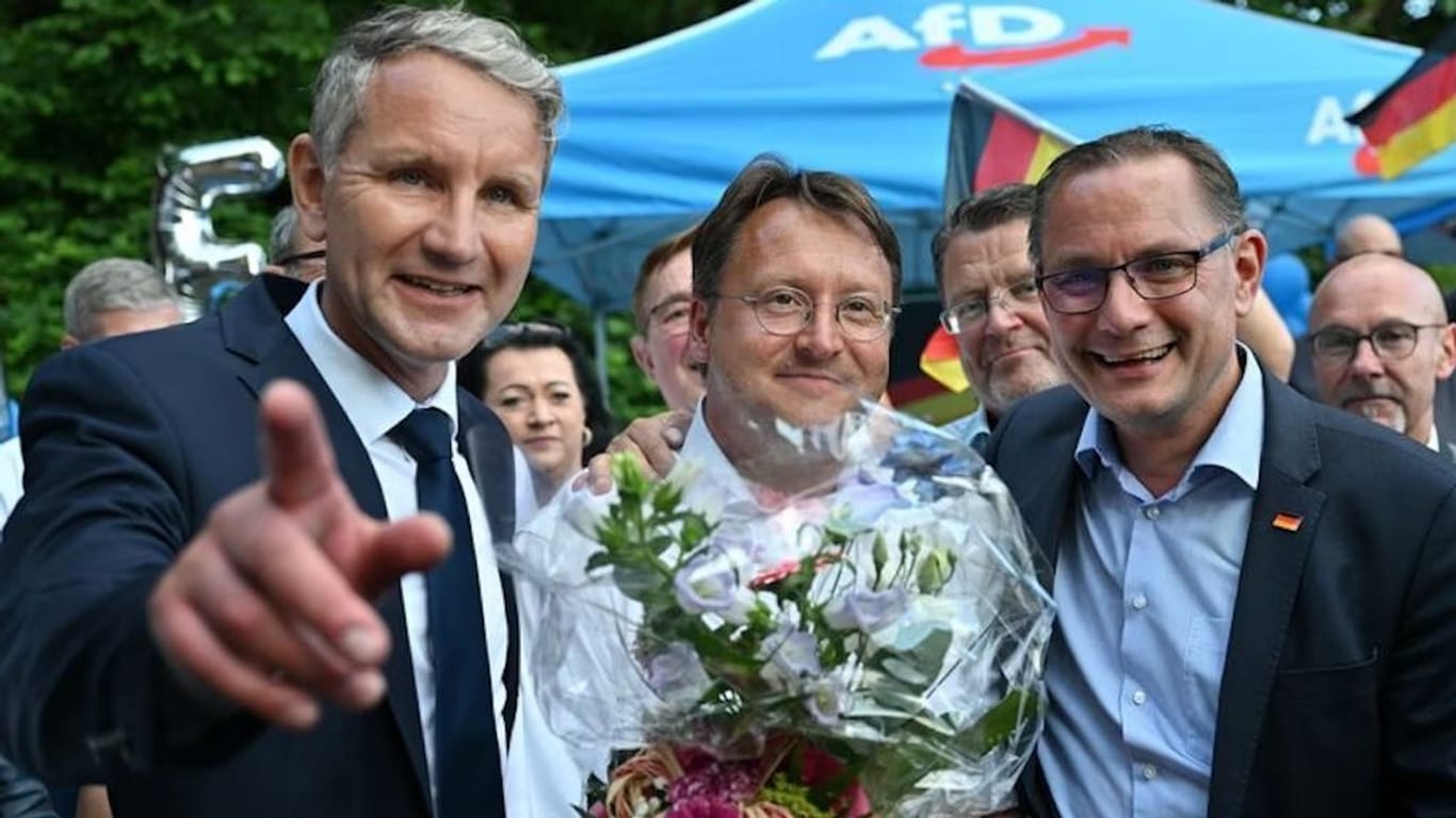 AfD-Politiker Höcke, Sesselmann, Chrupalla im Freudentaumel.