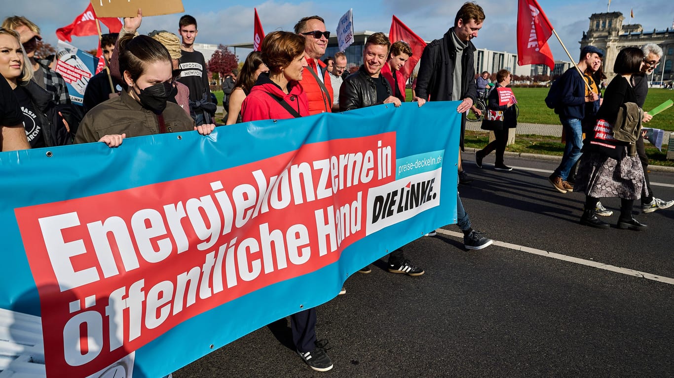 "Energiekonzerne in öffentliche Hand": Parteichef Schirdewan bei der "Solidarischen Herbst-Demo" der Linken in Berlin im Herbst 2022.
