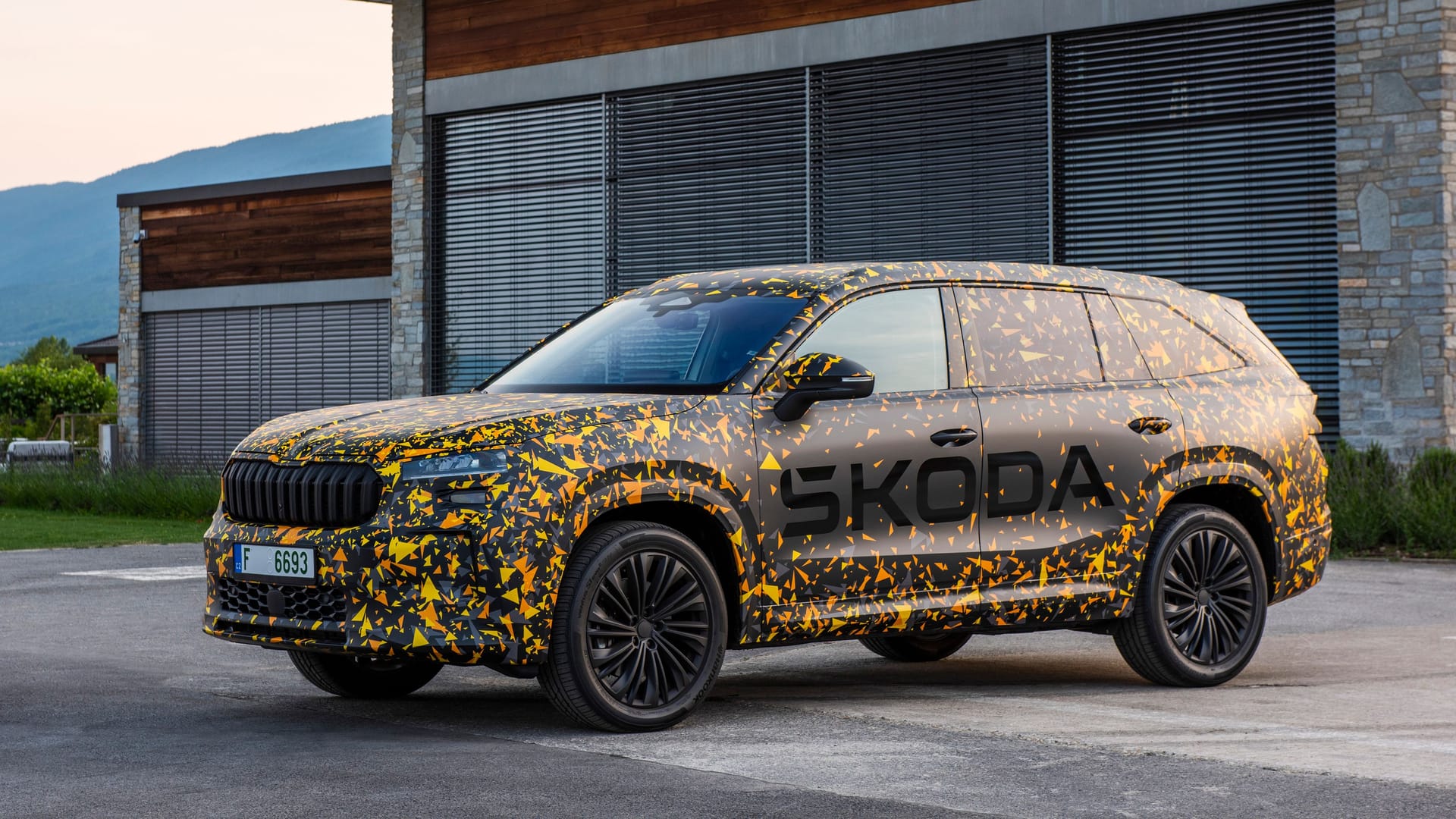 Der neue Škoda Kodiaq: Bis zur Weltpremiere im Herbst 2023 bleibt das Modell verhüllt.