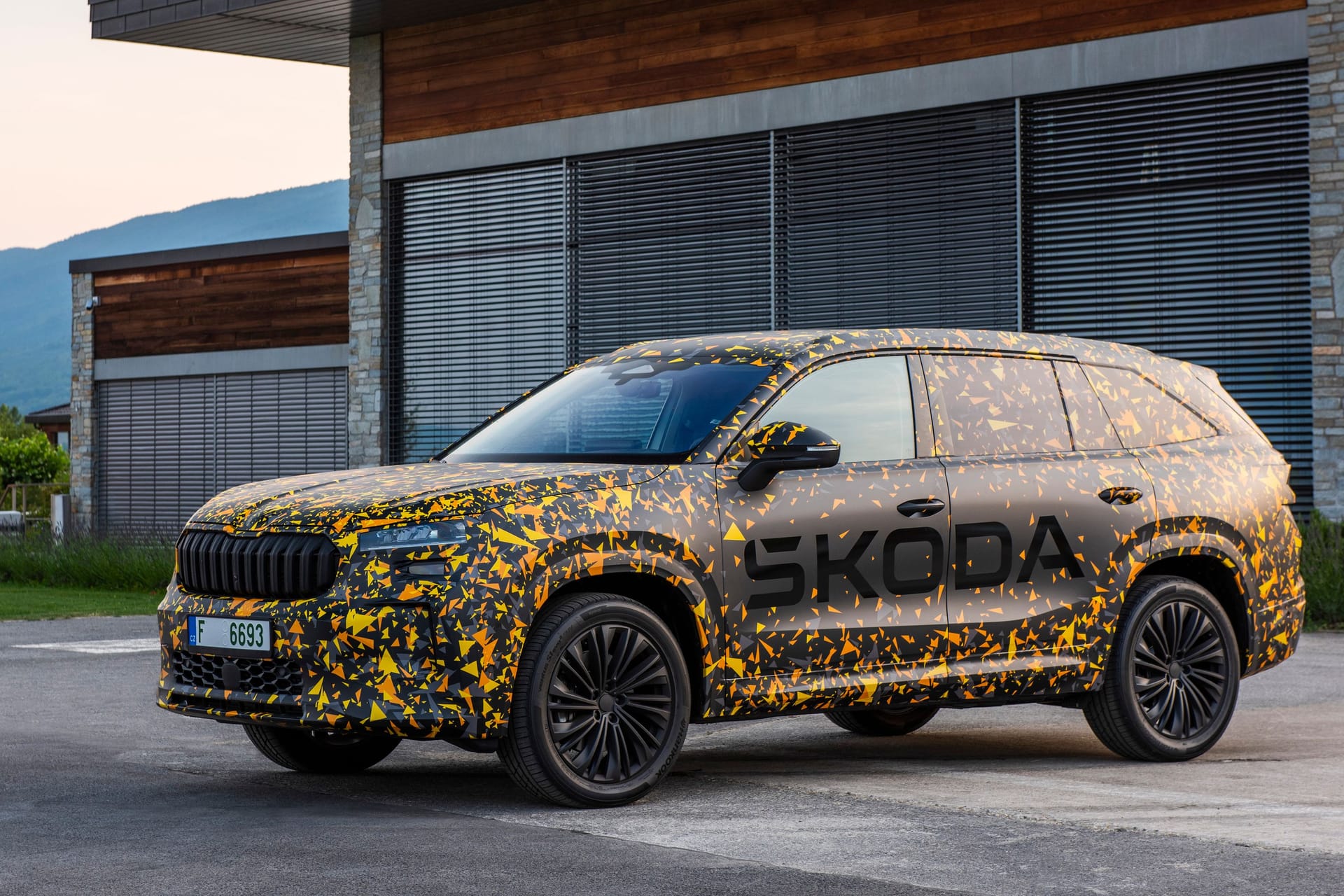 Der neue Škoda Kodiaq: Bis zur Weltpremiere im Herbst 2023 bleibt das Modell verhüllt.