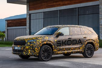 Der neue Škoda Kodiaq: Bis zur Weltpremiere im Herbst 2023 bleibt das Modell verhüllt.