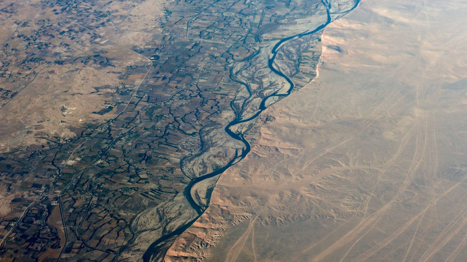 Der Helmand aus der Luft (Archivbild): Mit mehr als 1.000 Kilometer ist der Fluss der längste in Afghanistan.