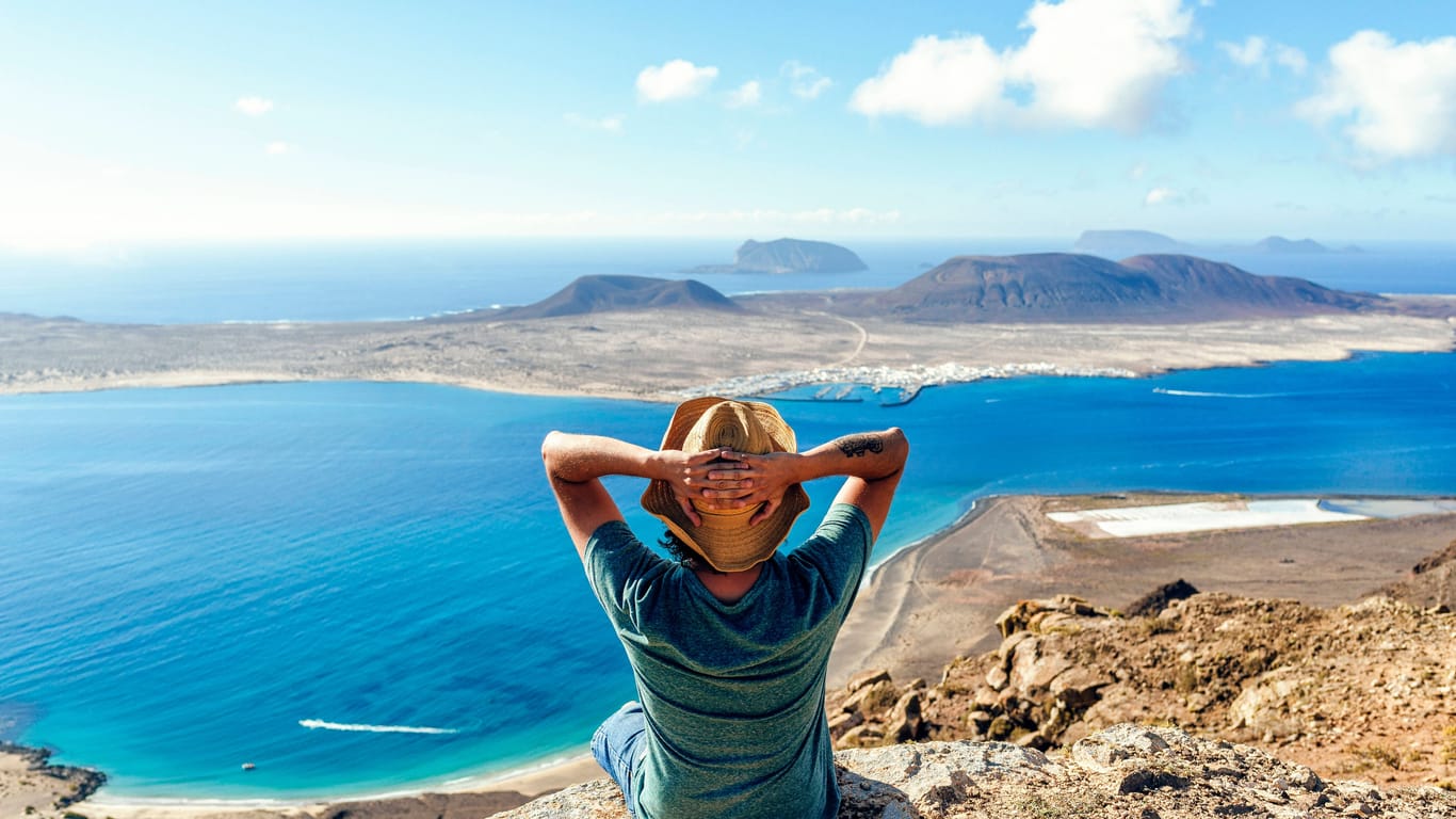 Blick von Lanzarote auf La Graciosa: Die kleine Insel zählt zu den Kanaren-Geheimtipps.