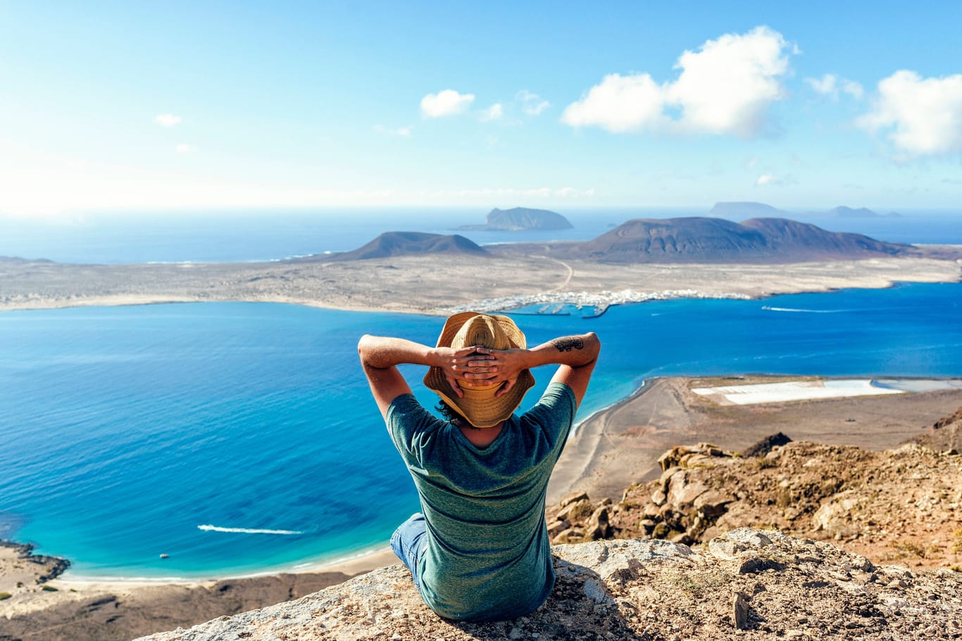 Blick von Lanzarote auf La Graciosa: Die kleine Insel zählt zu den Kanaren-Geheimtipps.