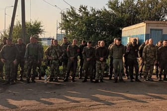 Russische Soldaten am Grenzübergang Bugayevka: Sie sollen sich den Wagner-Söldnern ergeben haben.