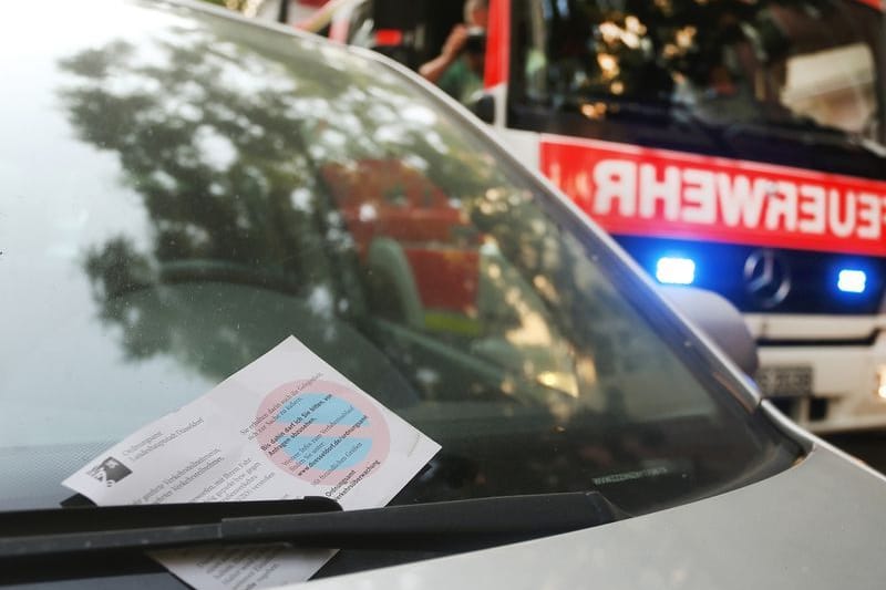 Ein falsch geparktes Auto mit einem Knöllchen (Symbolbild): 61 mutmaßliche Verkehrsverstöße mit Dienstwagen der Staatskanzlei registriert.