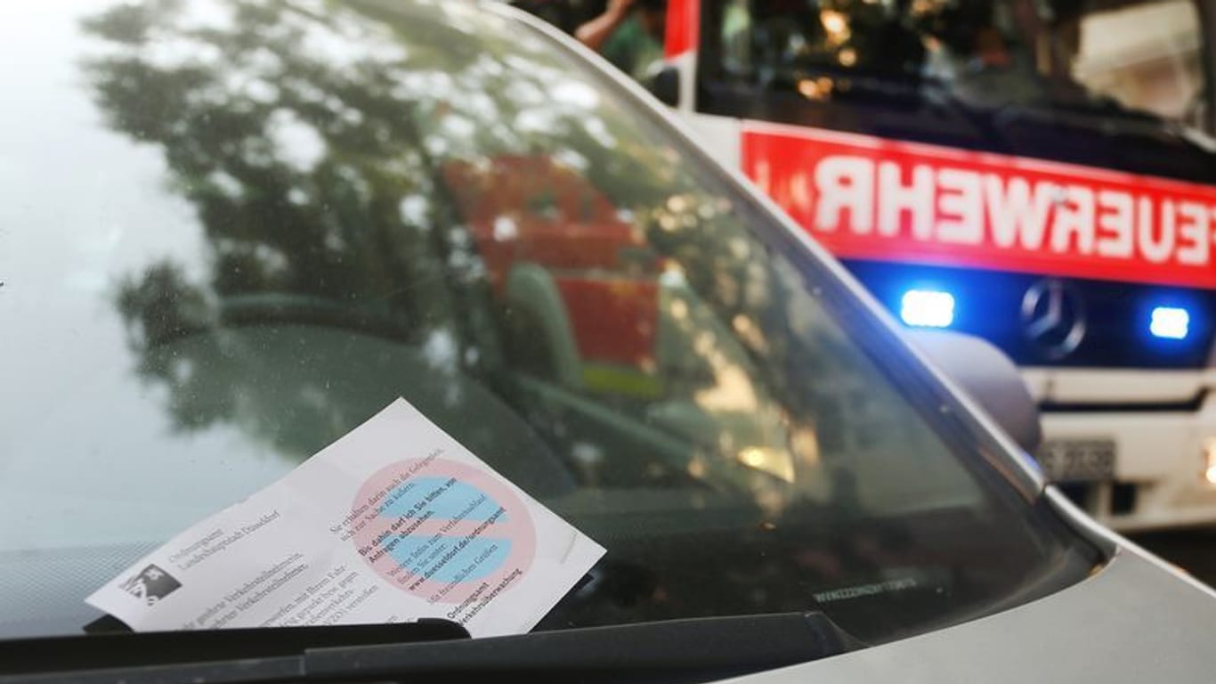 Ein falsch geparktes Auto mit einem Knöllchen (Symbolbild): 61 mutmaßliche Verkehrsverstöße mit Dienstwagen der Staatskanzlei registriert.