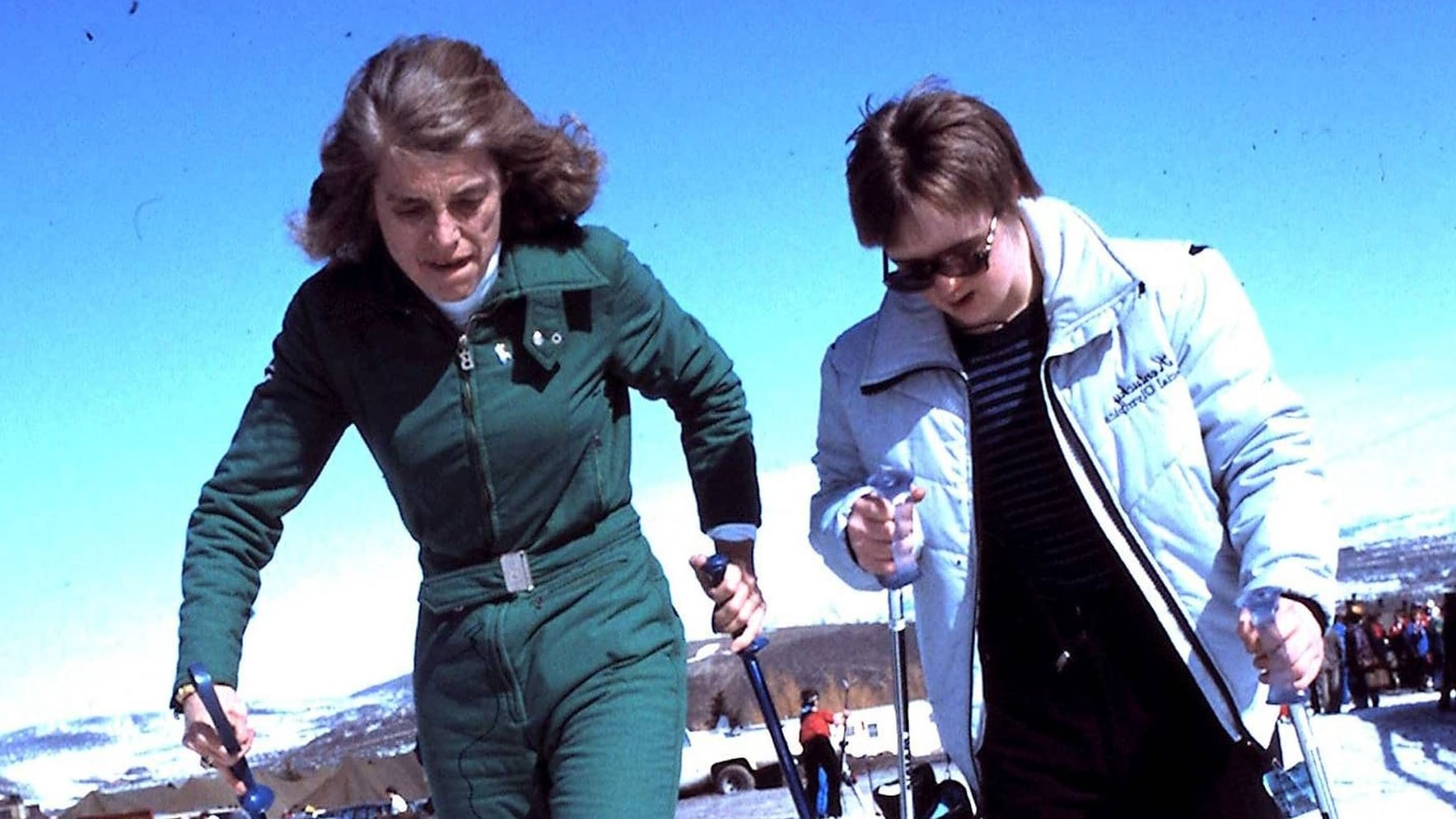 Eunice Kennedy Shriver mit einer geistig behinderten Sportlerin beim Skilanglauf: Mit ihrem Einsatz veränderte die Special-Olympics-Gründerin die Sportwelt.