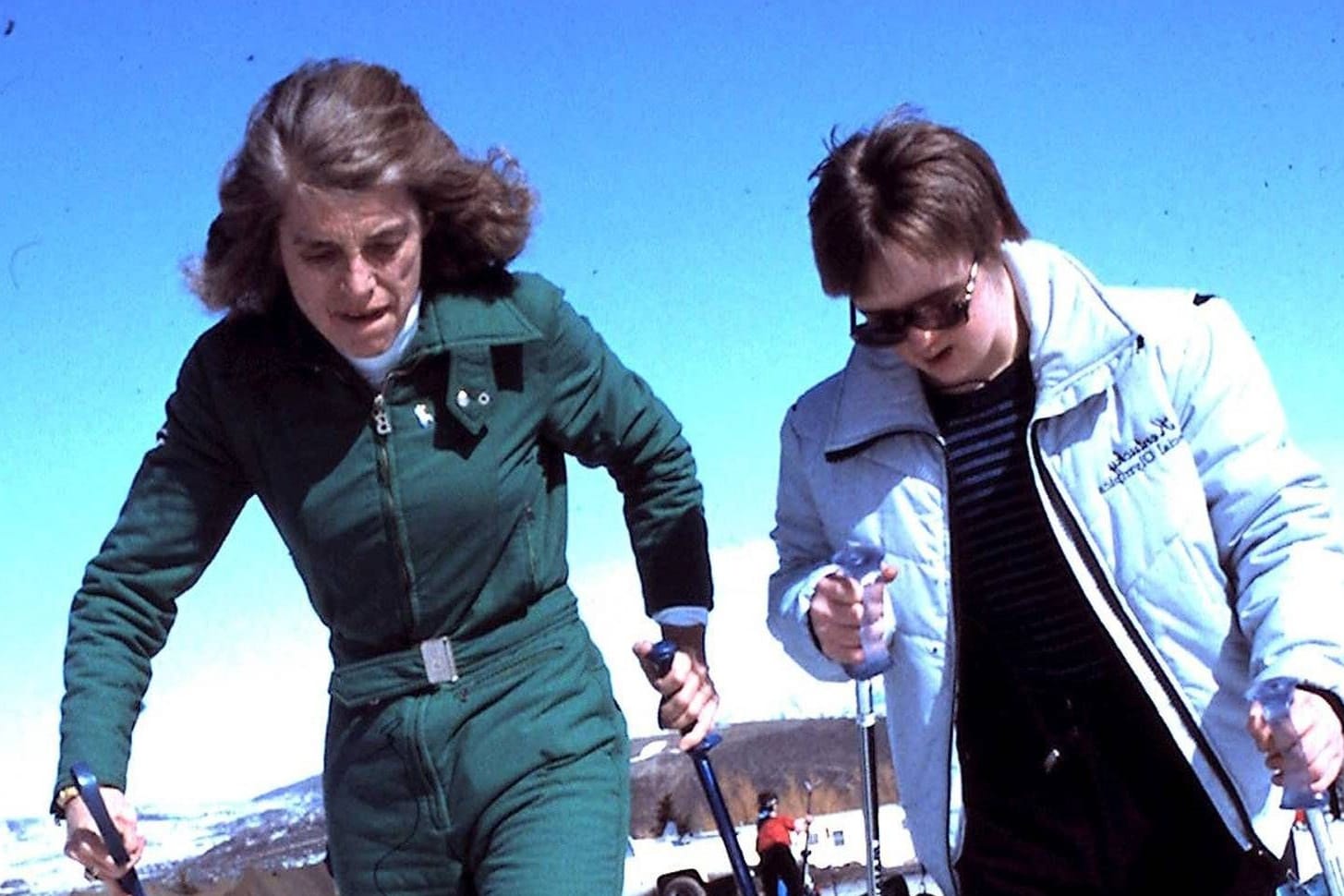 Eunice Kennedy Shriver mit einer geistig behinderten Sportlerin beim Skilanglauf: Mit ihrem Einsatz veränderte die Special-Olympics-Gründerin die Sportwelt.