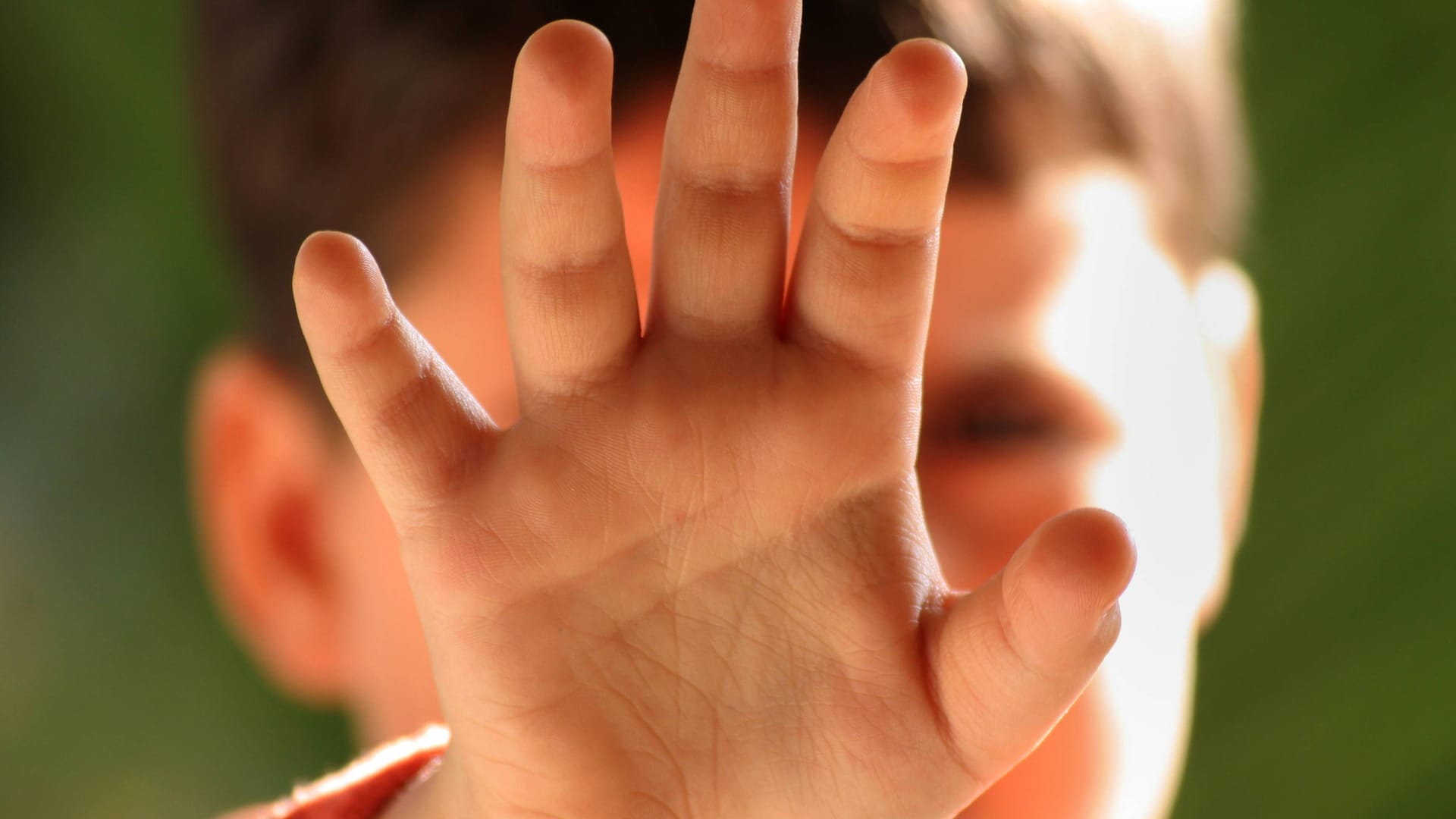 Kind und Kinderhand (Symbolbild): Der Angeklagte gestand die Taten bereits in der vergangenen Woche. Kind und Kinderhand (Symbolbild): Der Angeklagte gestand die Taten bereits in der vergangenen Woche.