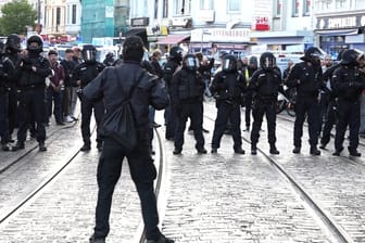 Die Polizei steht Vermummten gegenüber. Nach dem Dresdner Urteil gegen die mutmaßliche Linksextremistin Lina E. ist es am Mittwochabend zu Ausschreitungen in Bremen gekommen.
