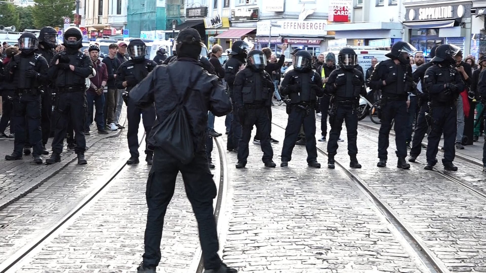 Die Polizei steht Vermummten gegenüber. Nach dem Dresdner Urteil gegen die mutmaßliche Linksextremistin Lina E. ist es am Mittwochabend zu Ausschreitungen in Bremen gekommen. Die Polizei steht Vermummten gegenüber. Nach dem Dresdner Urteil gegen die mutmaßliche Linksextremistin Lina E. ist es am Mittwochabend zu Ausschreitungen in Bremen gekommen.