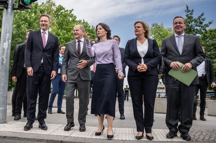 Berlin: Finanzminister Christian Lindner, Bundeskanzler Olaf Scholz, Außenministerin Annalena Baerbock, Innenministerin Nancy Faeser und Verteidigungsminister Boris Pistorius sind auf dem Weg zu einer Pressekonferenz zur Nationalen Sicherheitsstrategie.