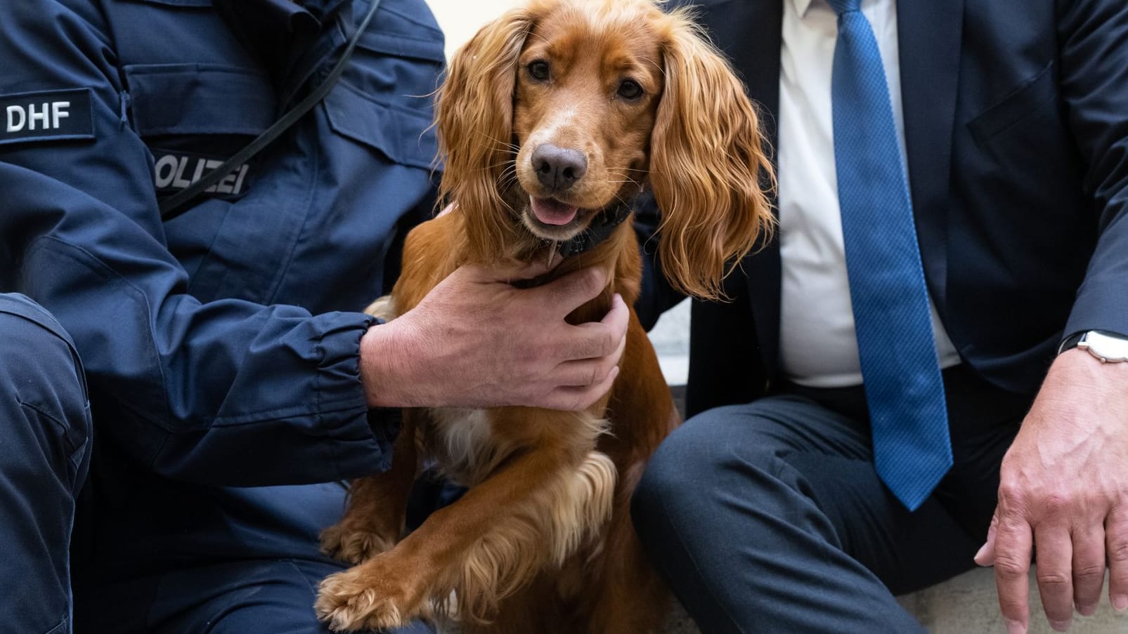 Chip mit seinem Hundeführer Volker Herdam (l) und Innenminister Joachim Herrmann.